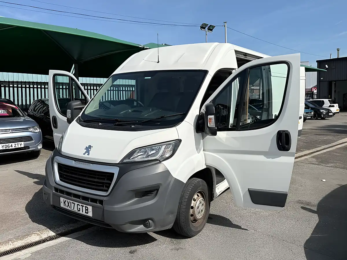 Used 2017 Peugeot Boxer Professional White - Interior and Exterior details 9