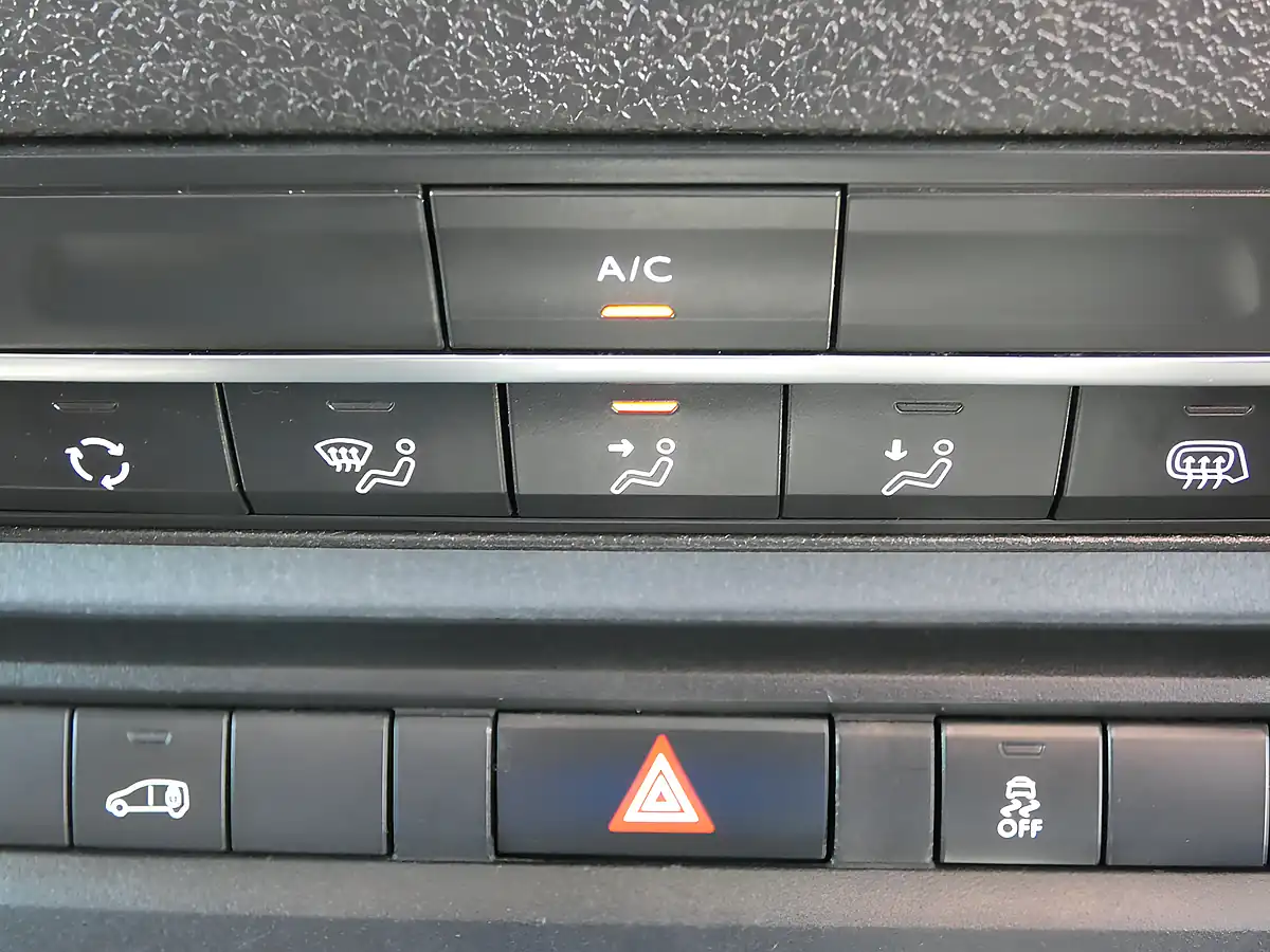Used 2017 Peugeot Expert Professional White - Interior and Exterior details 17