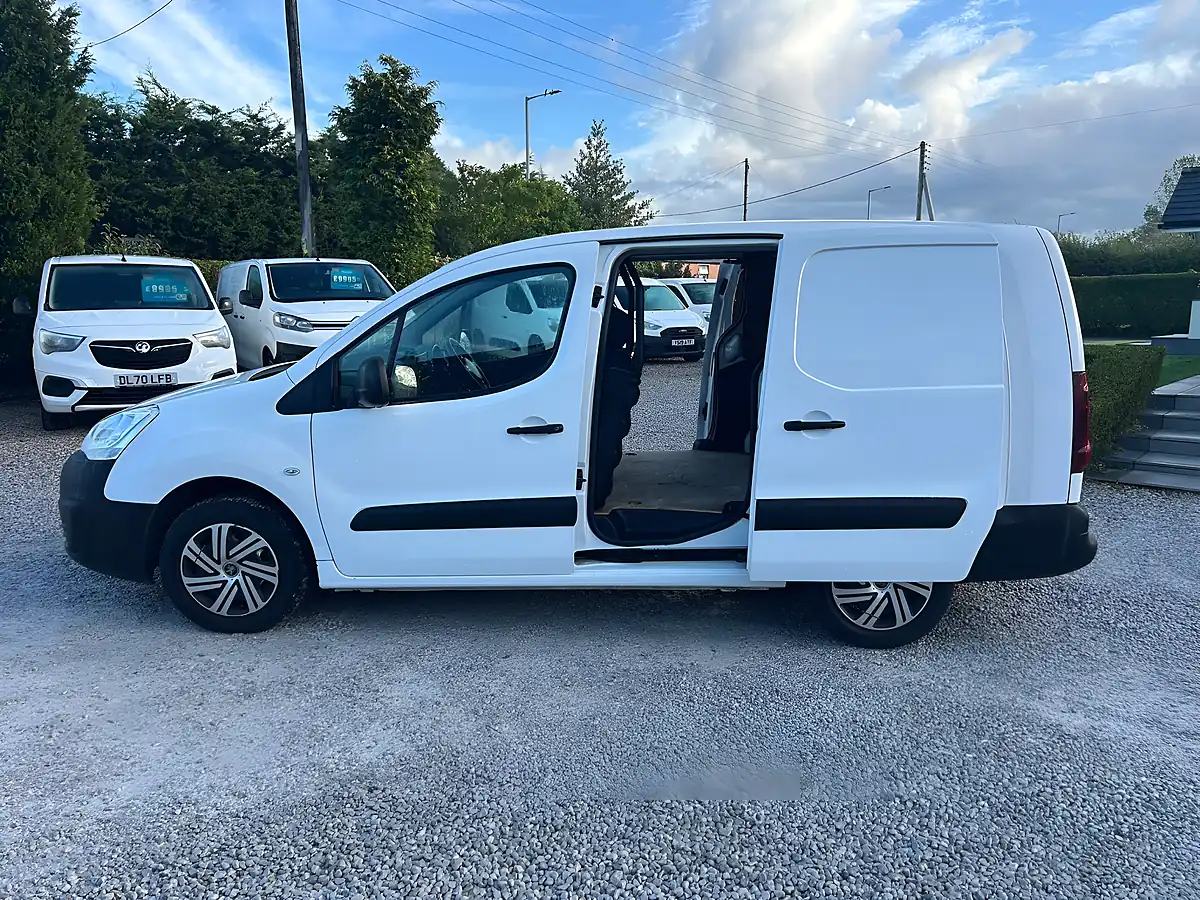 Used 2017 Peugeot Partner 756 S White - Interior and Exterior details 18
