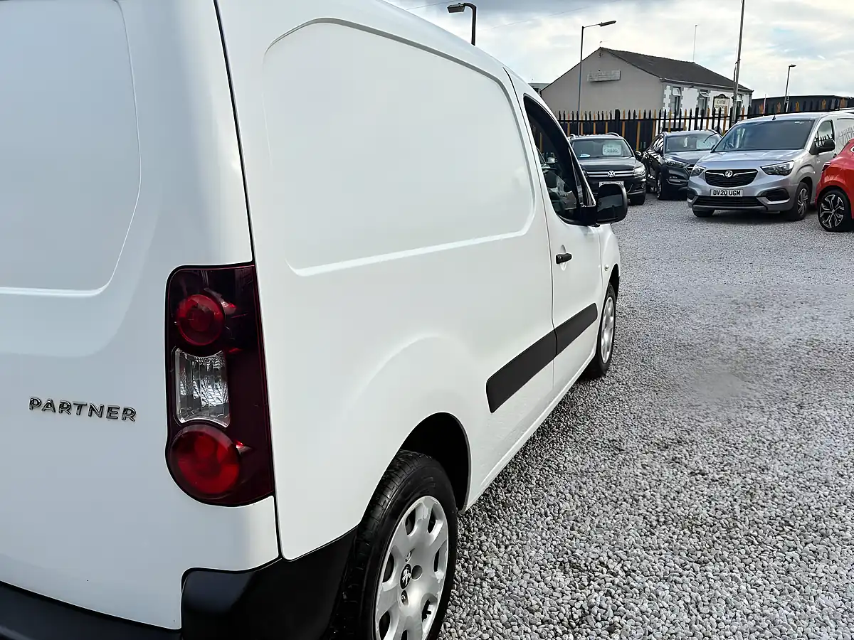 Used 2017 Peugeot Partner 854 Professional L1 White - Interior and Exterior details 11