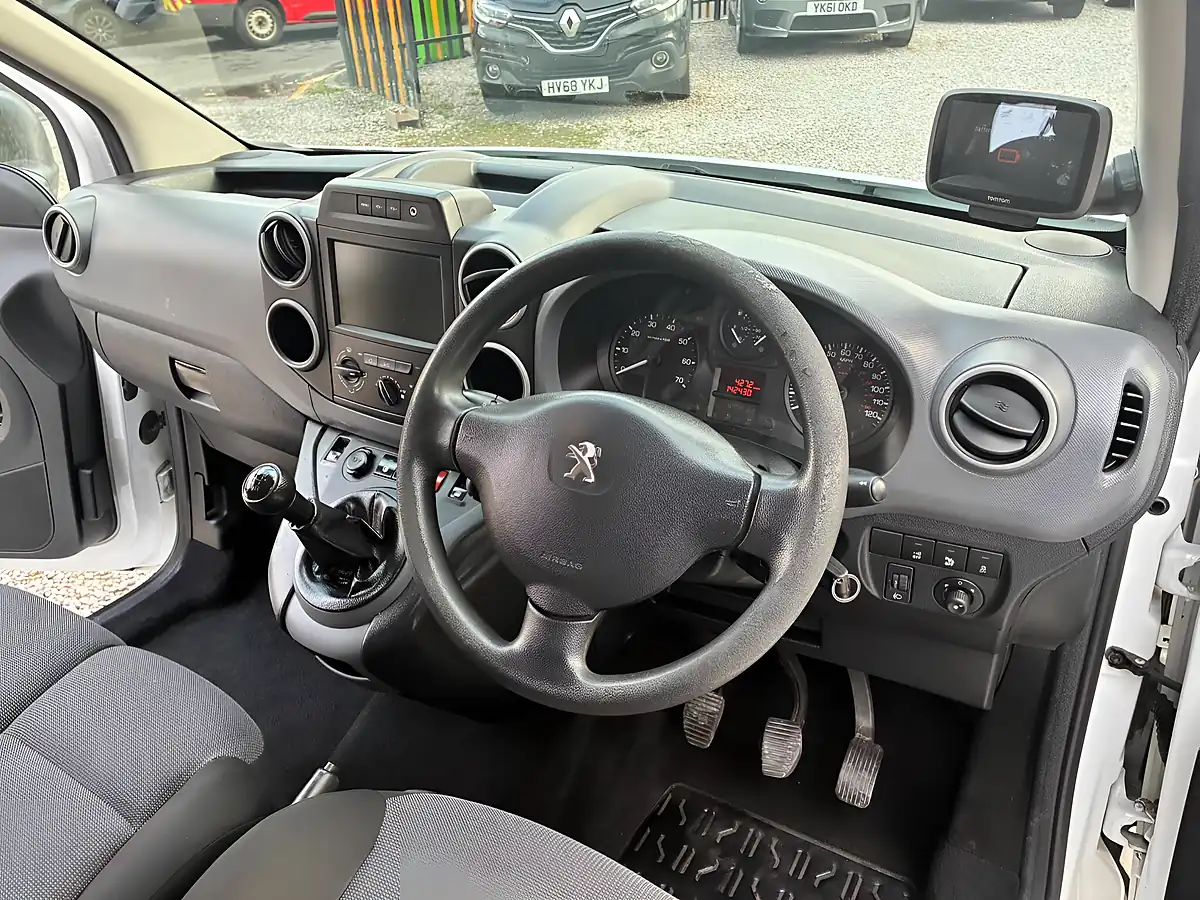 Used 2017 Peugeot Partner 854 Professional L1 White - Interior and Exterior details 12