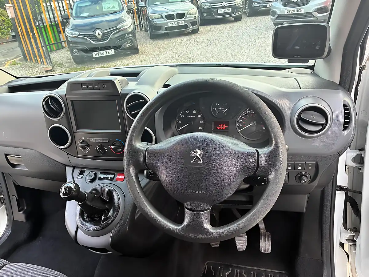 Used 2017 Peugeot Partner 854 Professional L1 White - Interior and Exterior details 18