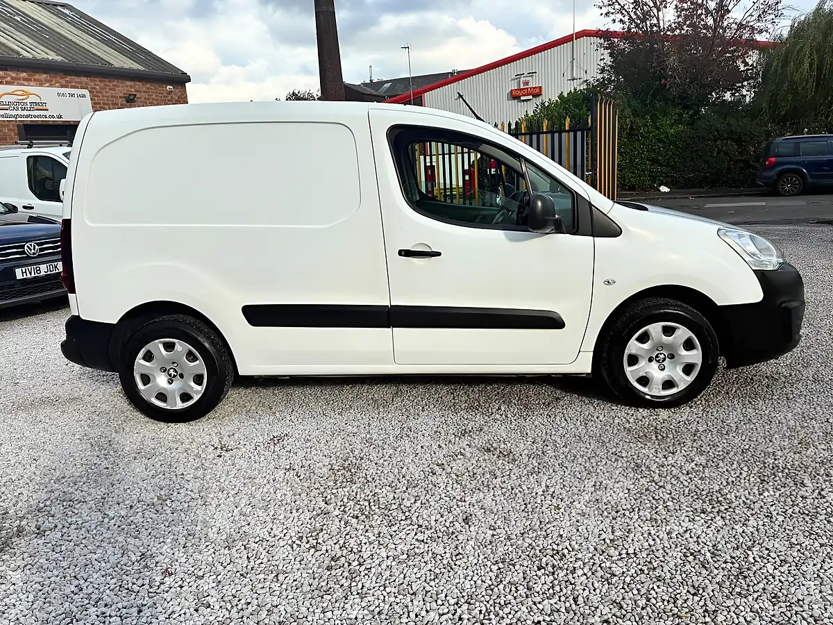Used 2017 Peugeot Partner 854 Professional L1 White - Interior and Exterior details 3