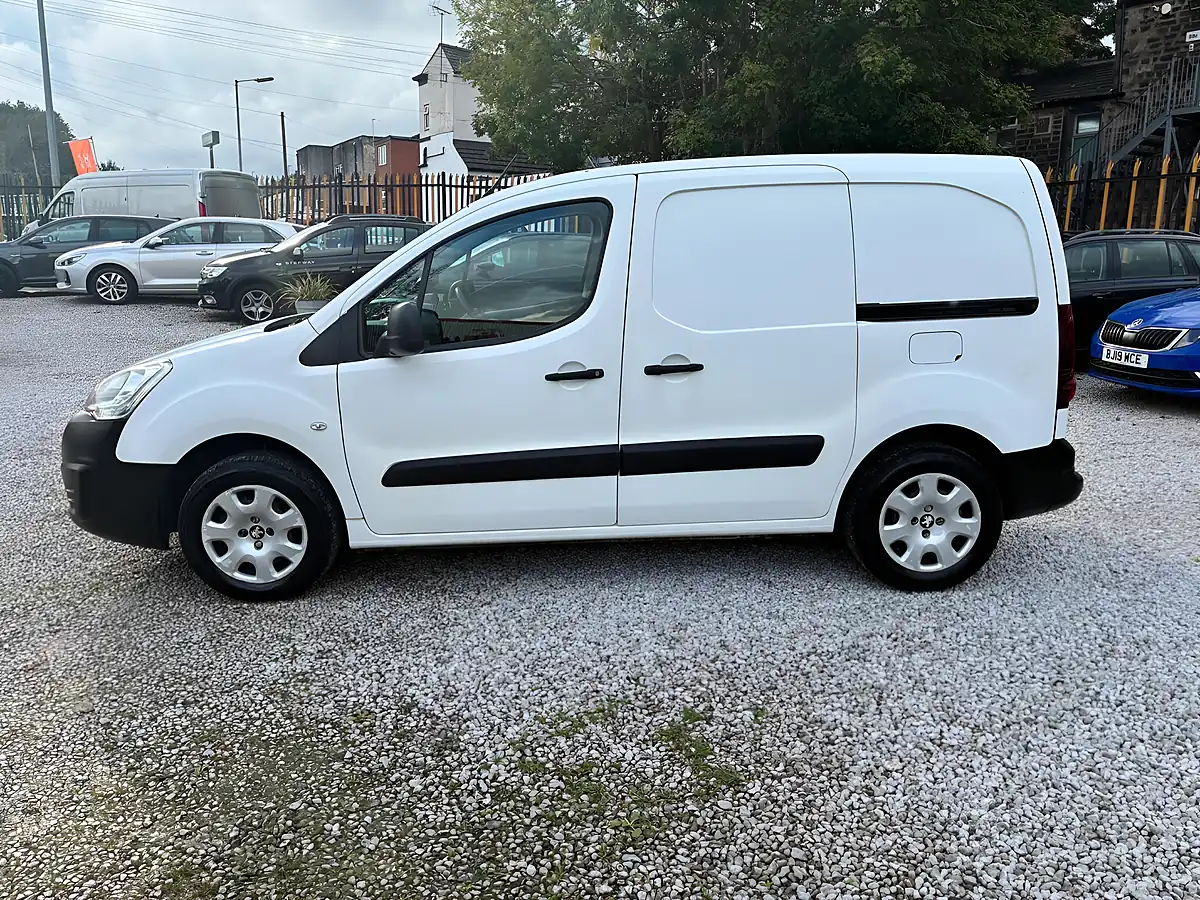 Used 2017 Peugeot Partner 854 Professional L1 White - Interior and Exterior details 9