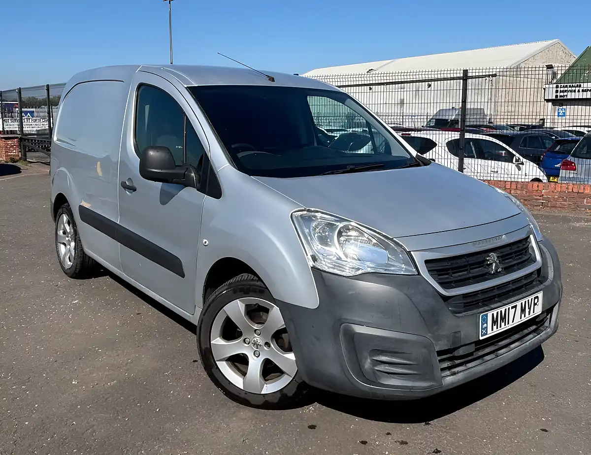 Used 2017 Peugeot Partner 855 Se Silver - Front View