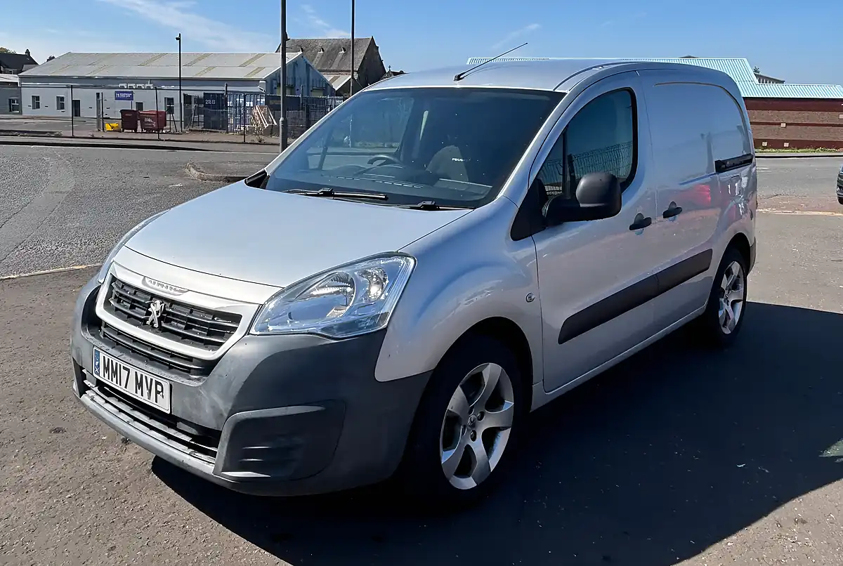 Used 2017 Peugeot Partner 855 Se Silver - Interior and Exterior details 5