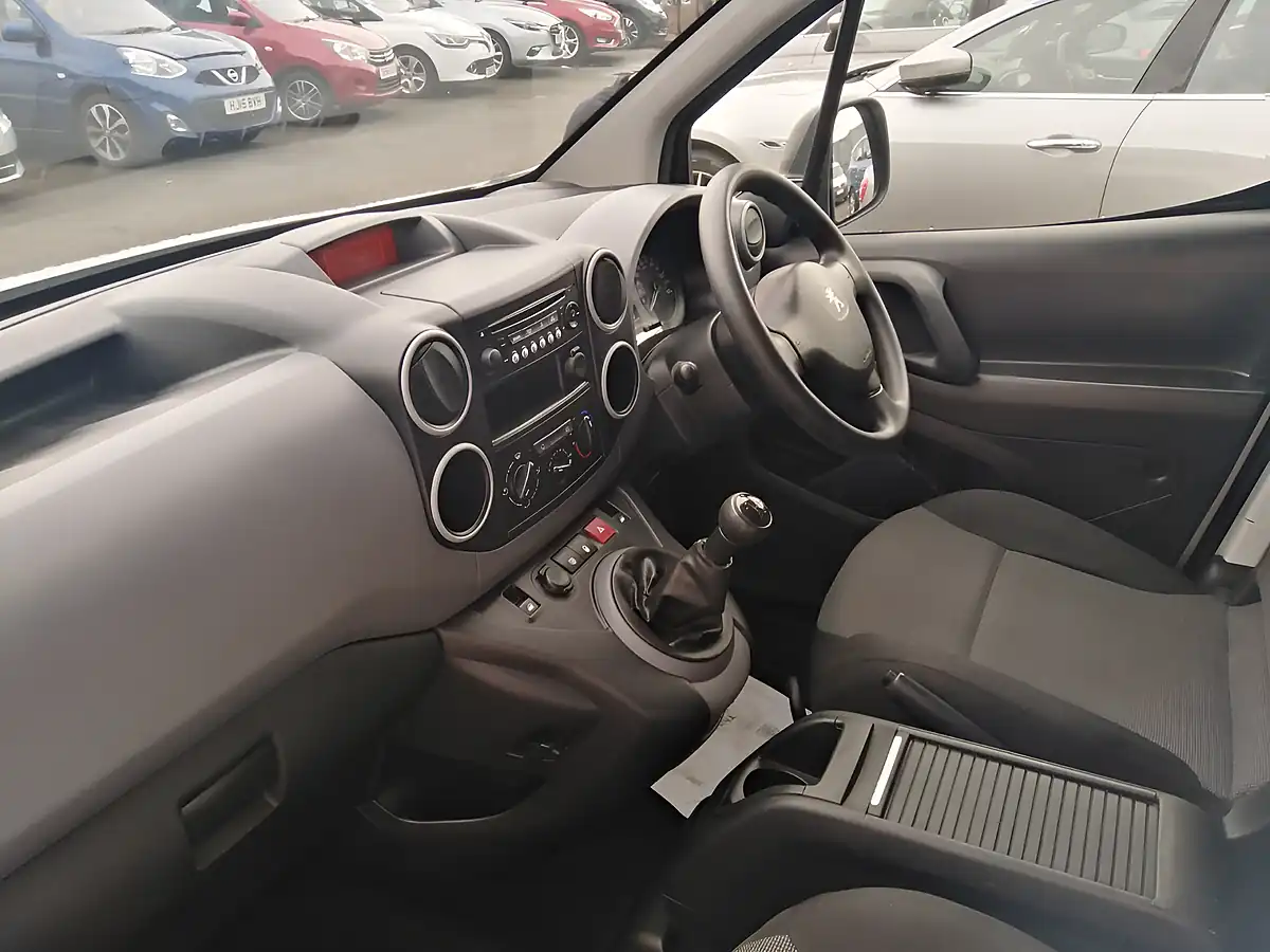 Used 2017 Peugeot Partner Crew Van L2 715S White - Interior and Exterior details 13