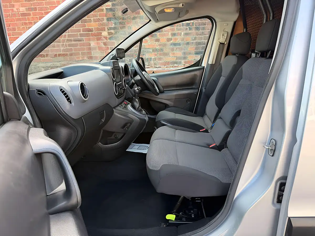 Used 2017 Peugeot Partner Professional Silver - Interior and Exterior details 10