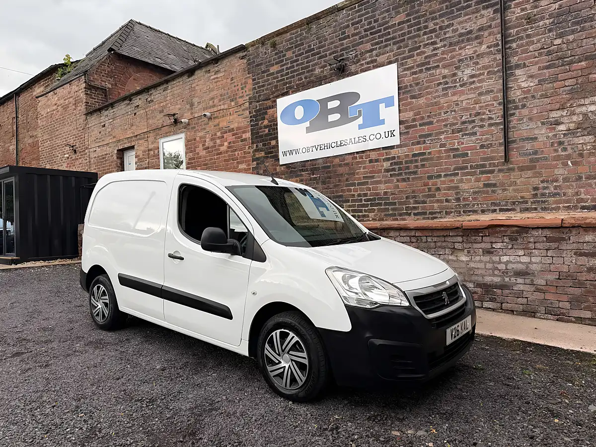 Used 2017 Peugeot Partner Professional White - Front View