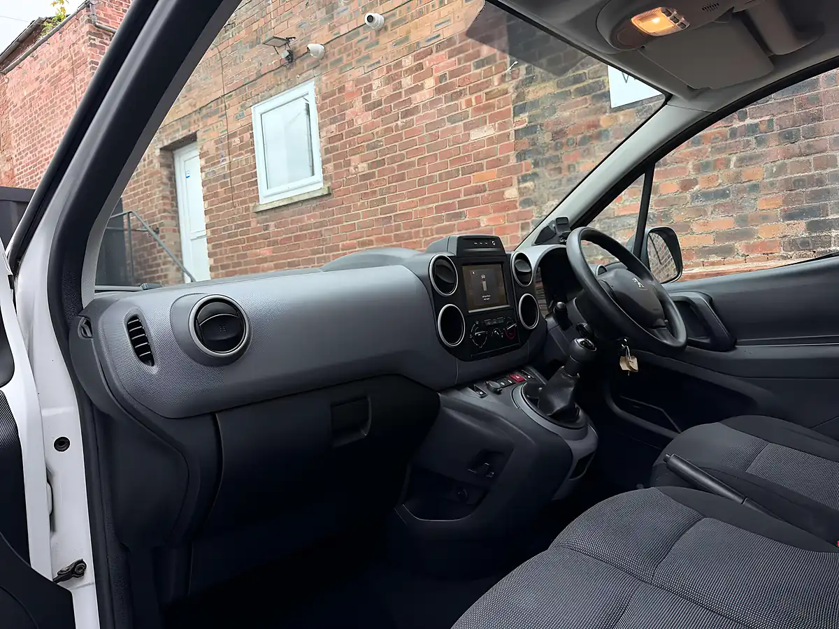 Used 2017 Peugeot Partner Professional White - Interior and Exterior details 9