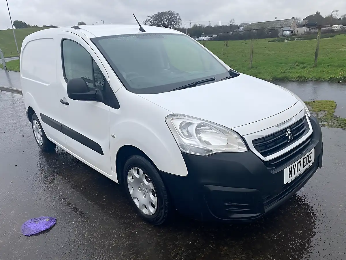 Used 2017 Peugeot Partner Professional White - Front View