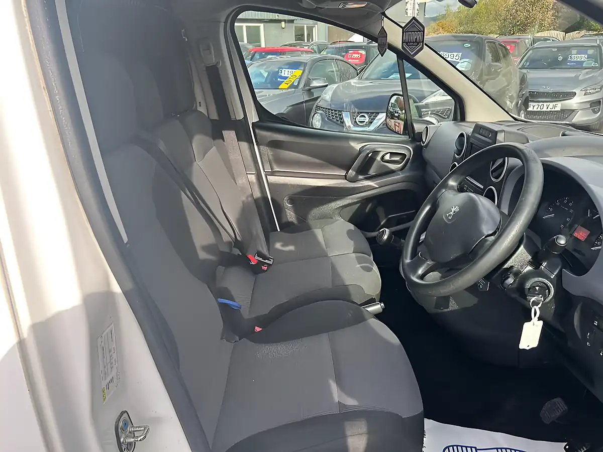 Used 2017 Peugeot Partner Professional White - Interior and Exterior details 11