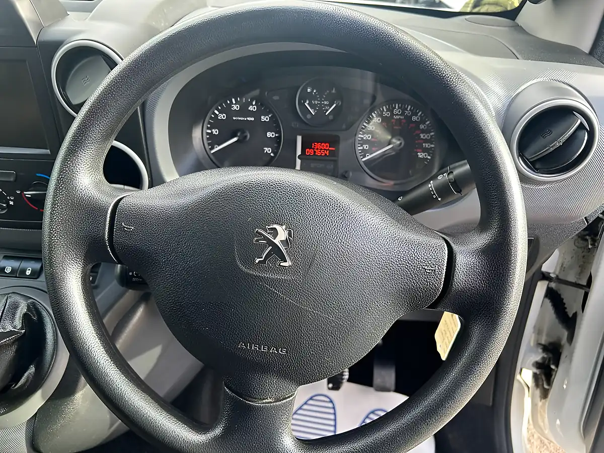 Used 2017 Peugeot Partner Professional White - Interior and Exterior details 15