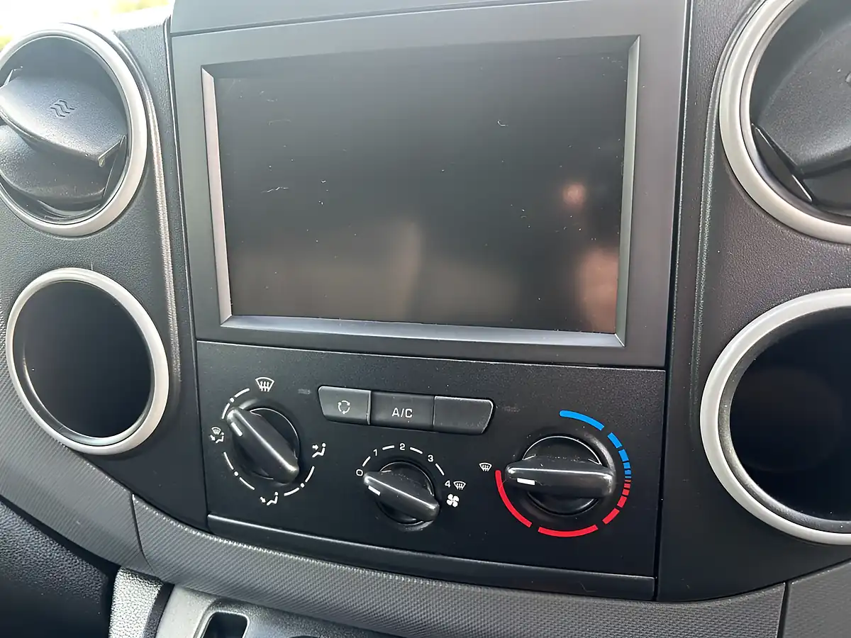 Used 2017 Peugeot Partner Professional White - Interior and Exterior details 16