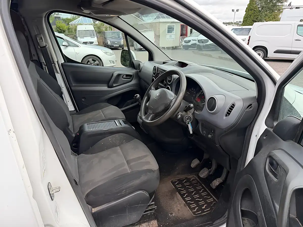 Used 2017 Peugeot Partner S White - Interior and Exterior details 14