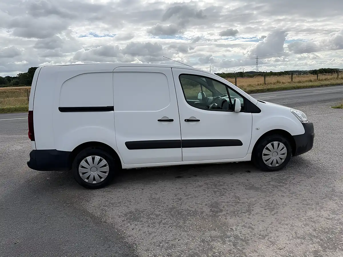 Used 2017 Peugeot Partner S White - Interior and Exterior details 3