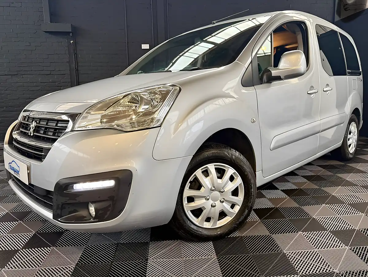 Used 2017 Peugeot Partner Tepee Allure Metallic Silver - Front View