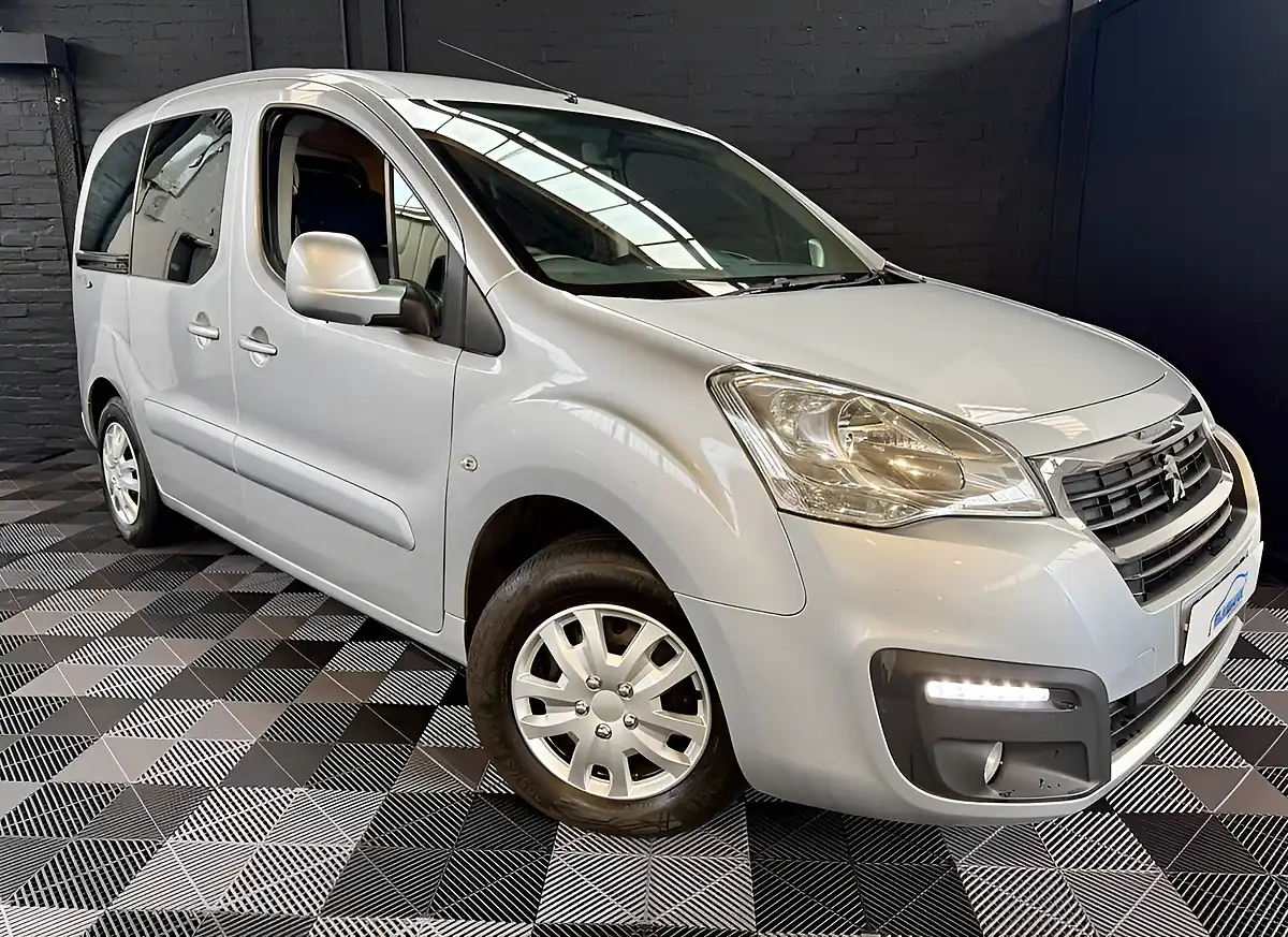 Used 2017 Peugeot Partner Tepee Allure Metallic Silver - Interior and Exterior details 13