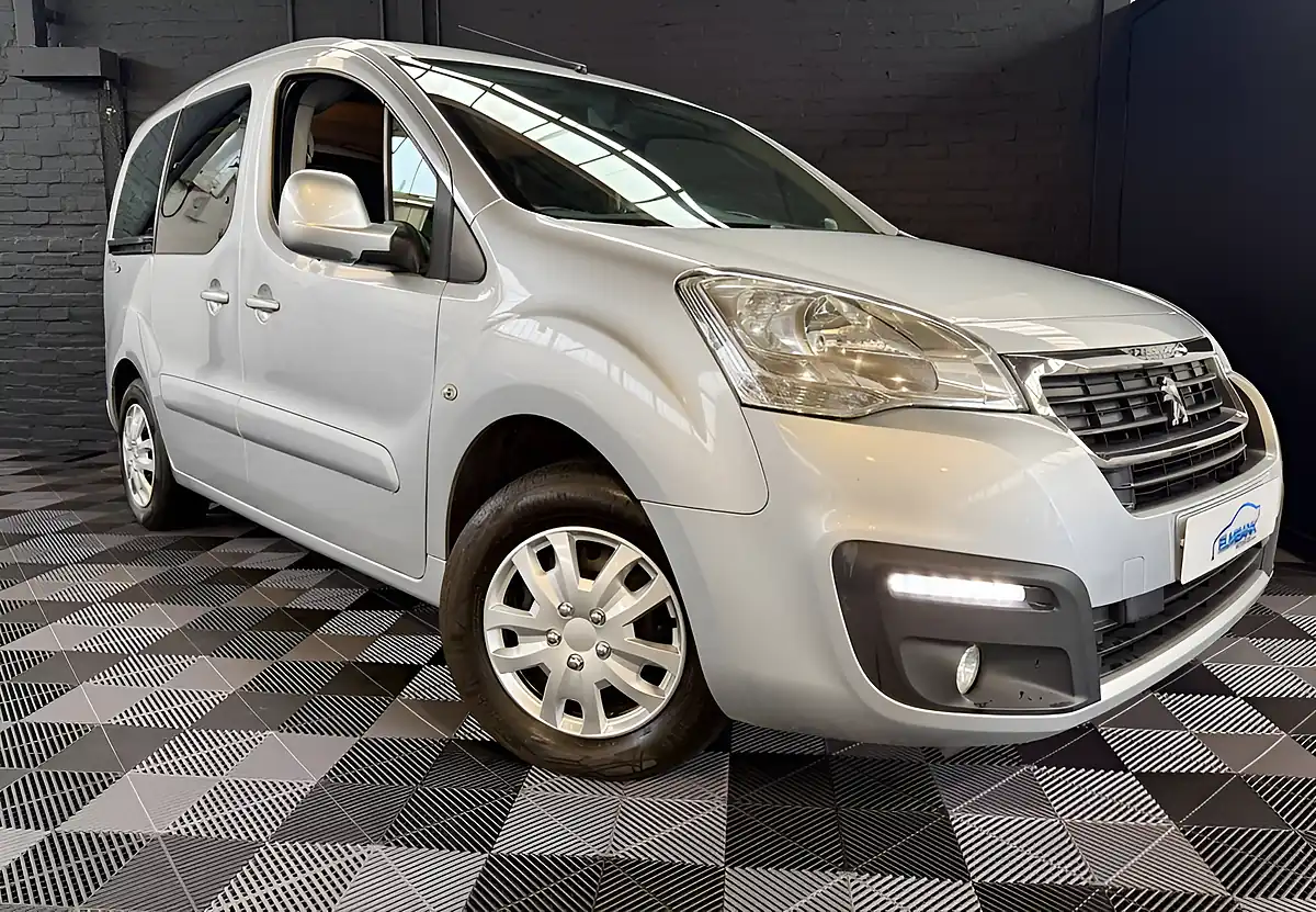 Used 2017 Peugeot Partner Tepee Allure Metallic Silver - Interior and Exterior details 15