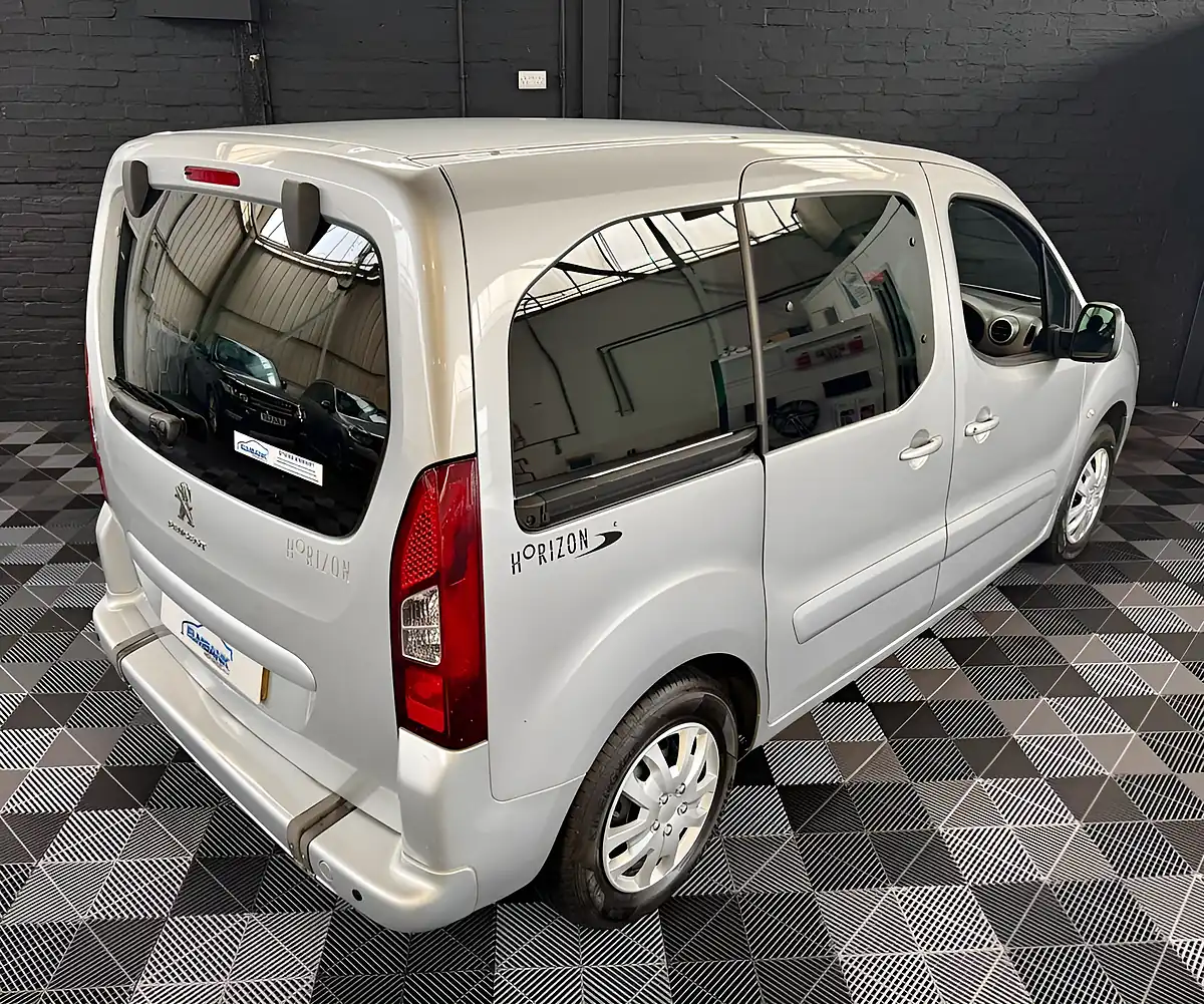Used 2017 Peugeot Partner Tepee Allure Metallic Silver - Interior and Exterior details 17