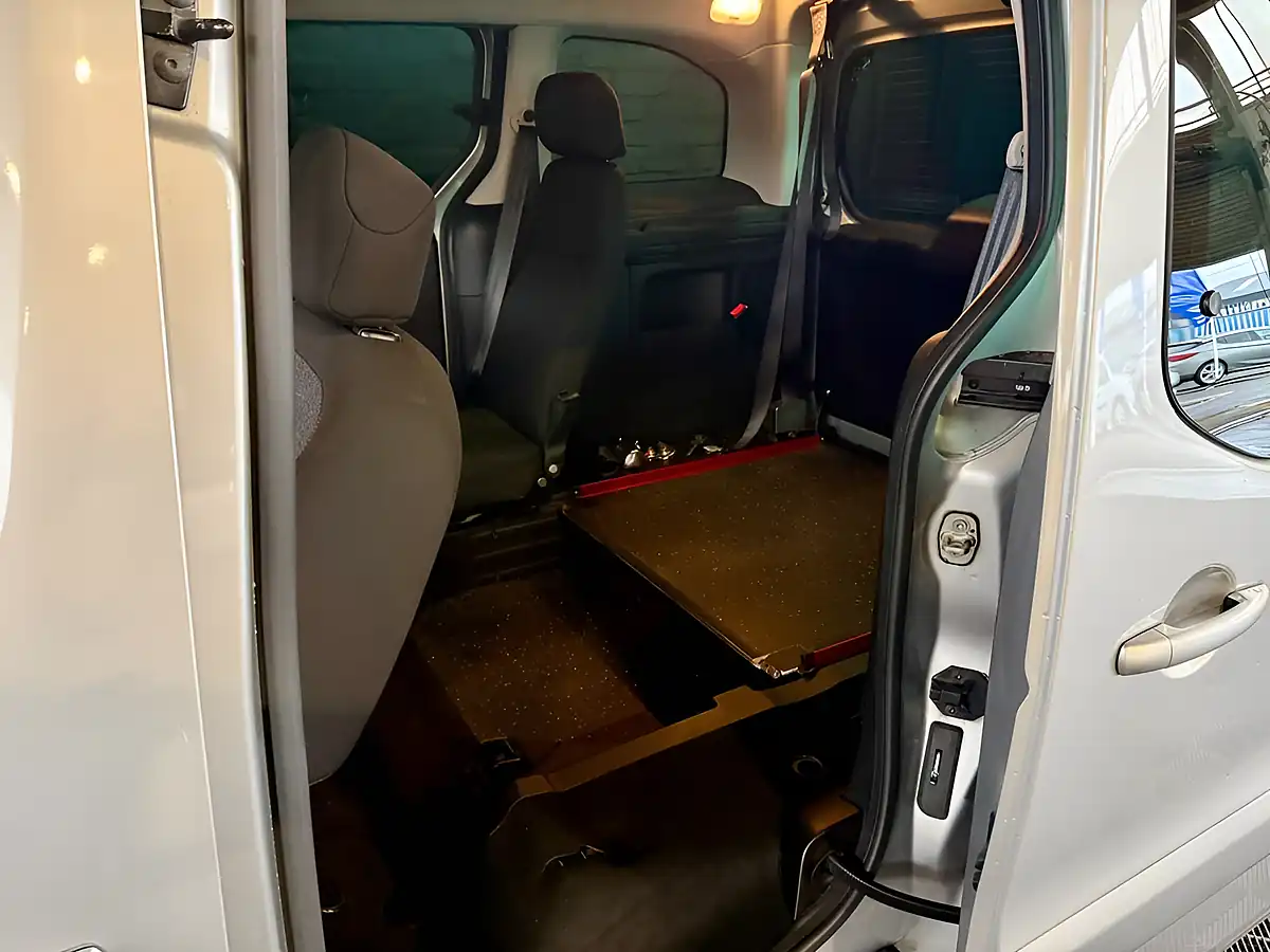 Used 2017 Peugeot Partner Tepee Allure Metallic Silver - Interior and Exterior details 3