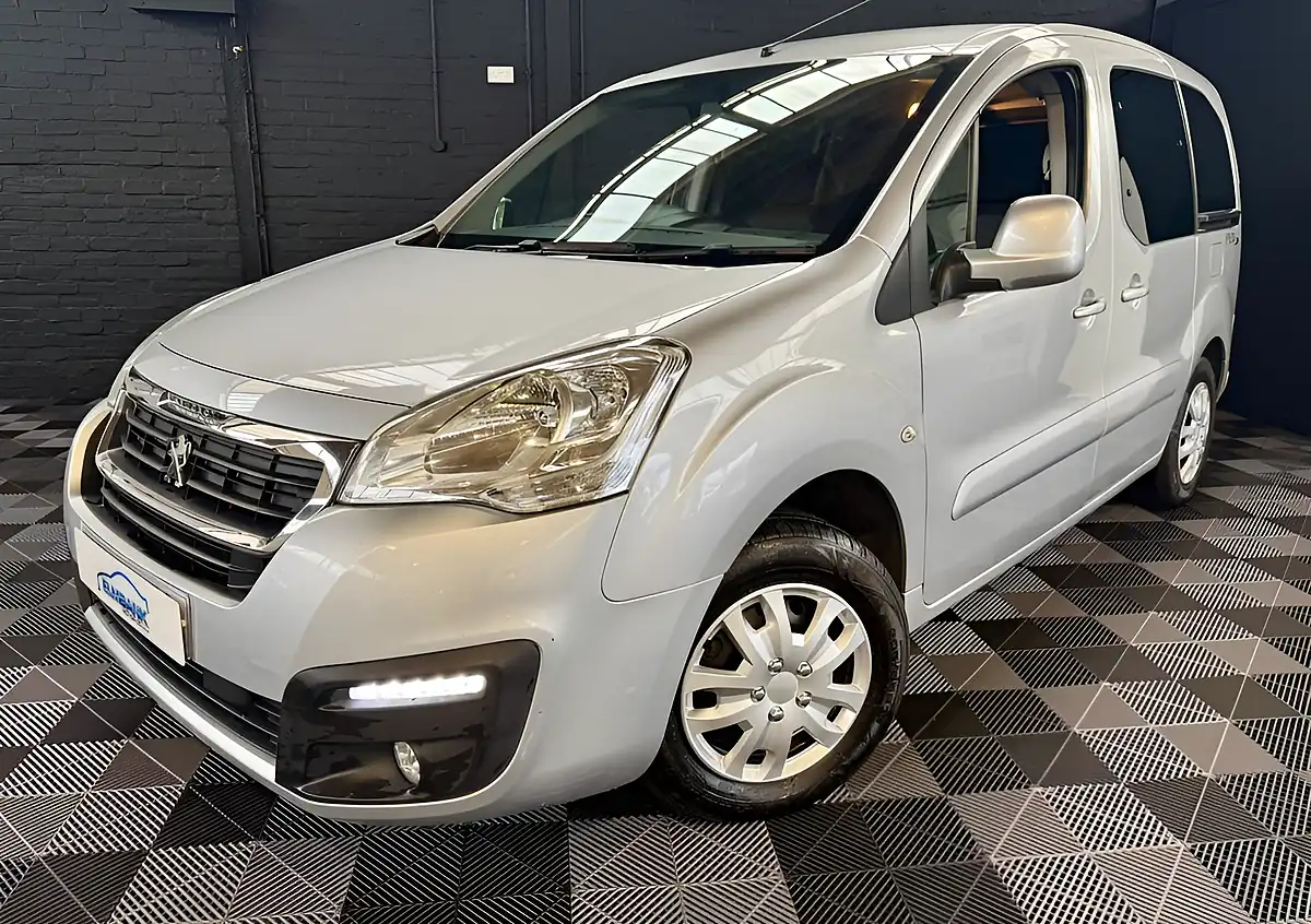 Used 2017 Peugeot Partner Tepee Allure Metallic Silver - Interior and Exterior details 5