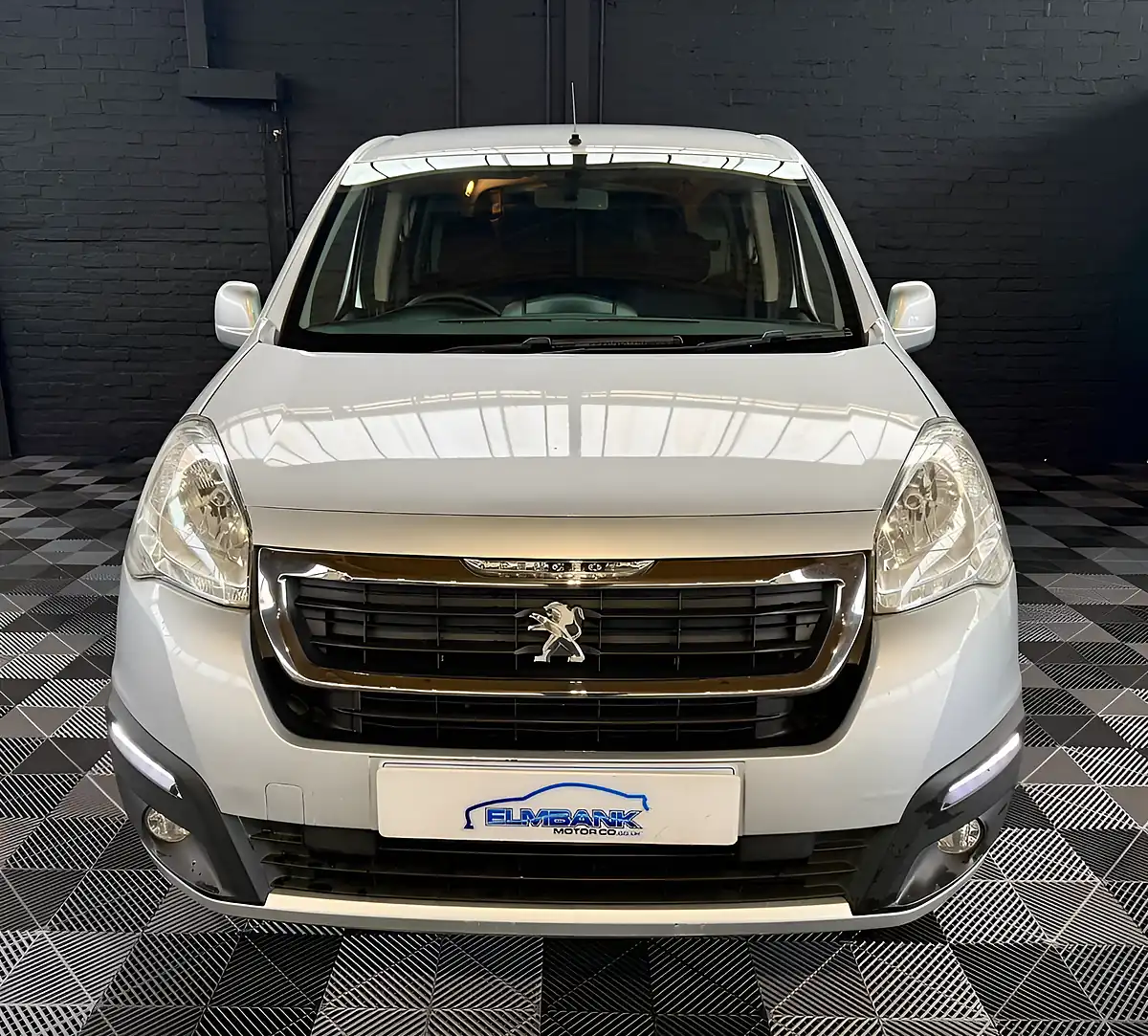 Used 2017 Peugeot Partner Tepee Allure Metallic Silver - Interior and Exterior details 9