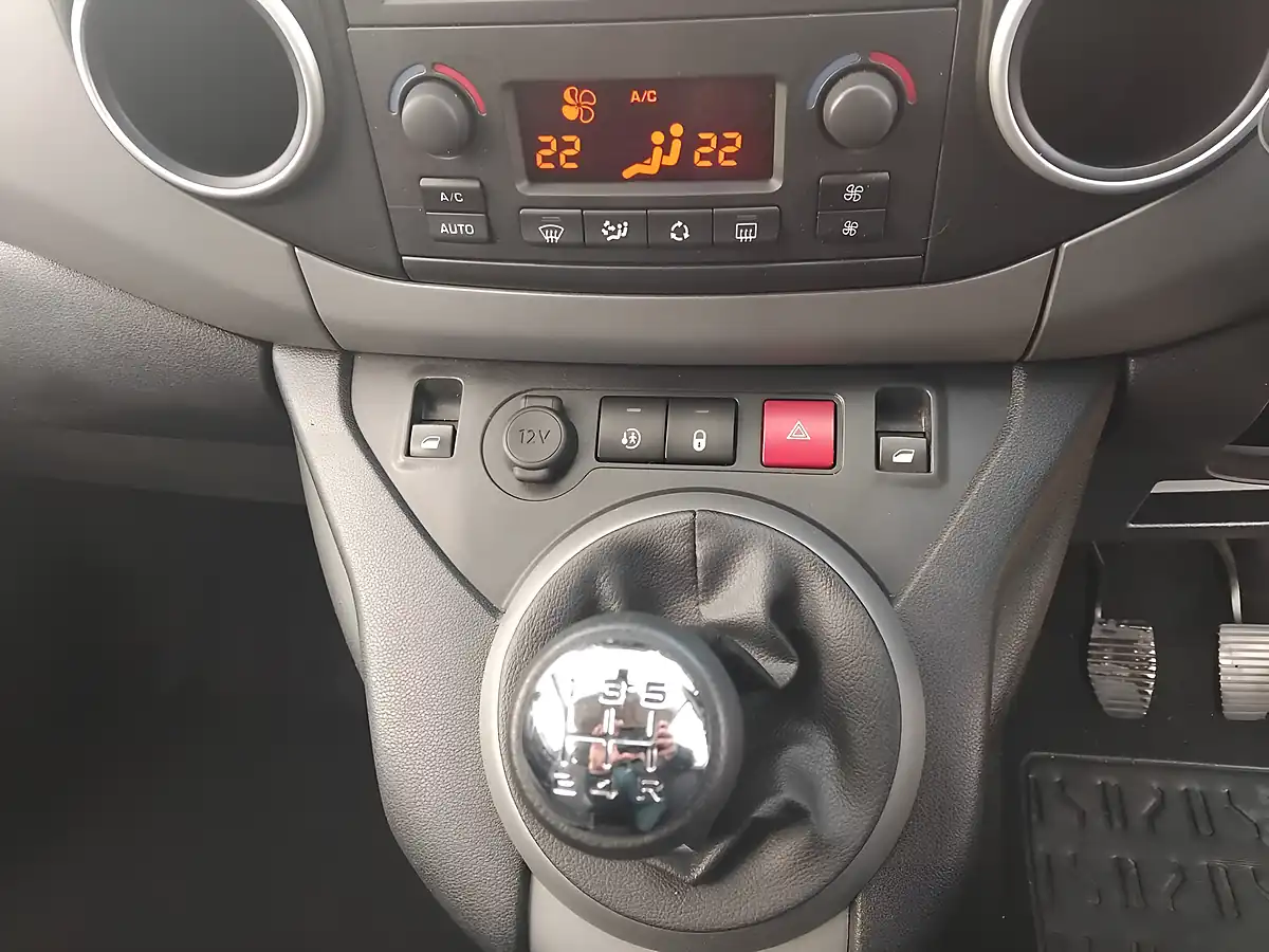 Used 2017 Peugeot Partner Tepee Outdoor Grey - Interior and Exterior details 14