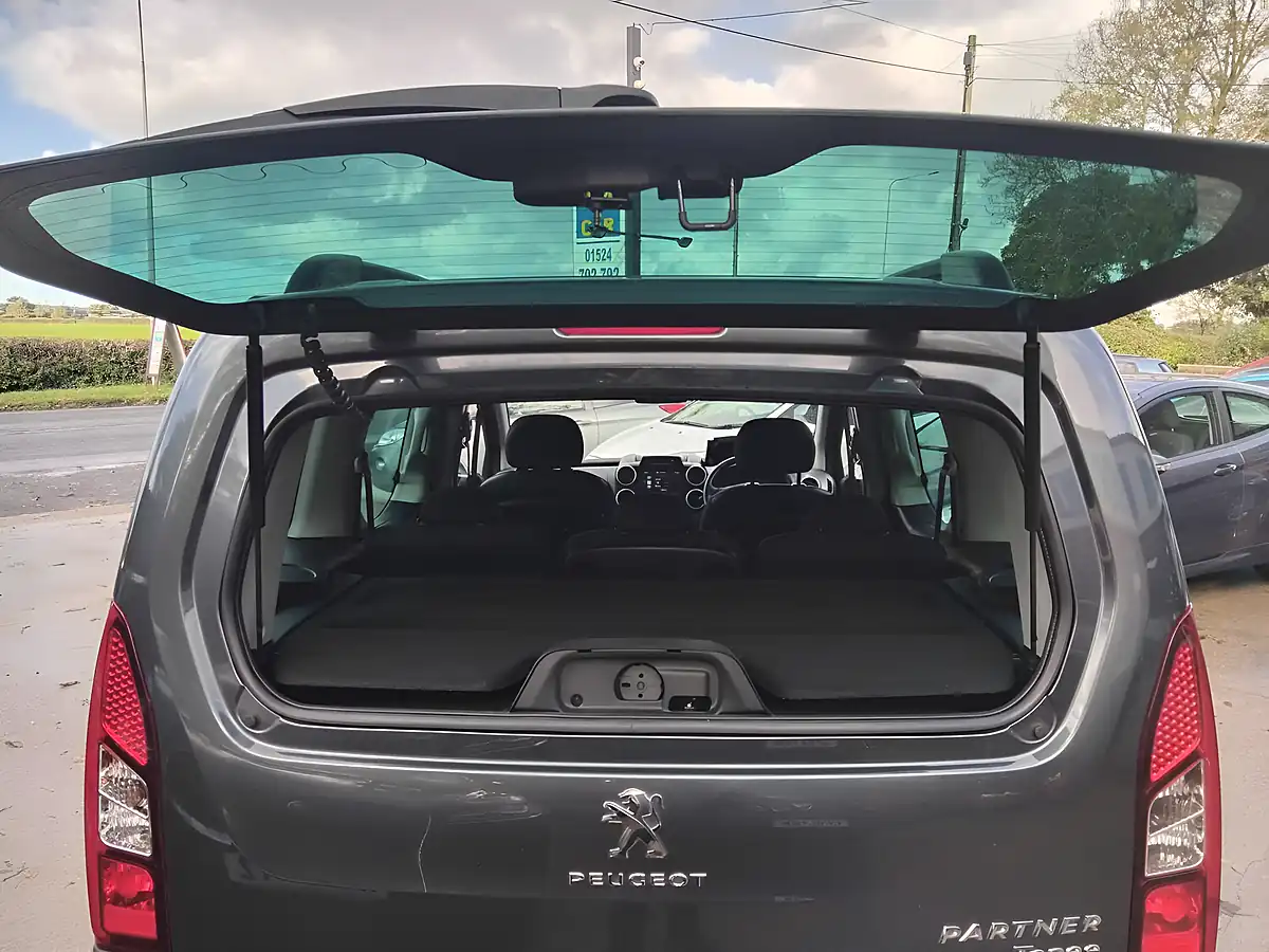 Used 2017 Peugeot Partner Tepee Outdoor Grey - Interior and Exterior details 16