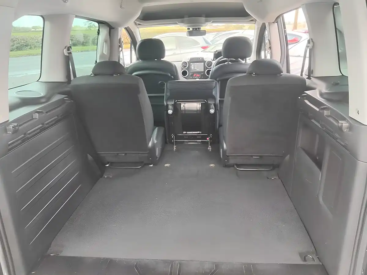 Used 2017 Peugeot Partner Tepee Outdoor Grey - Interior and Exterior details 17