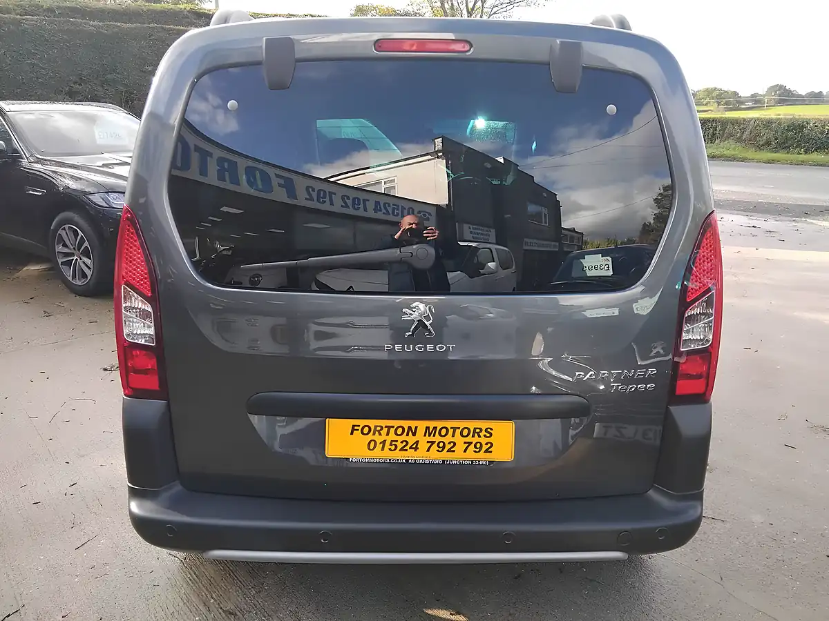 Used 2017 Peugeot Partner Tepee Outdoor Grey - Interior and Exterior details 7