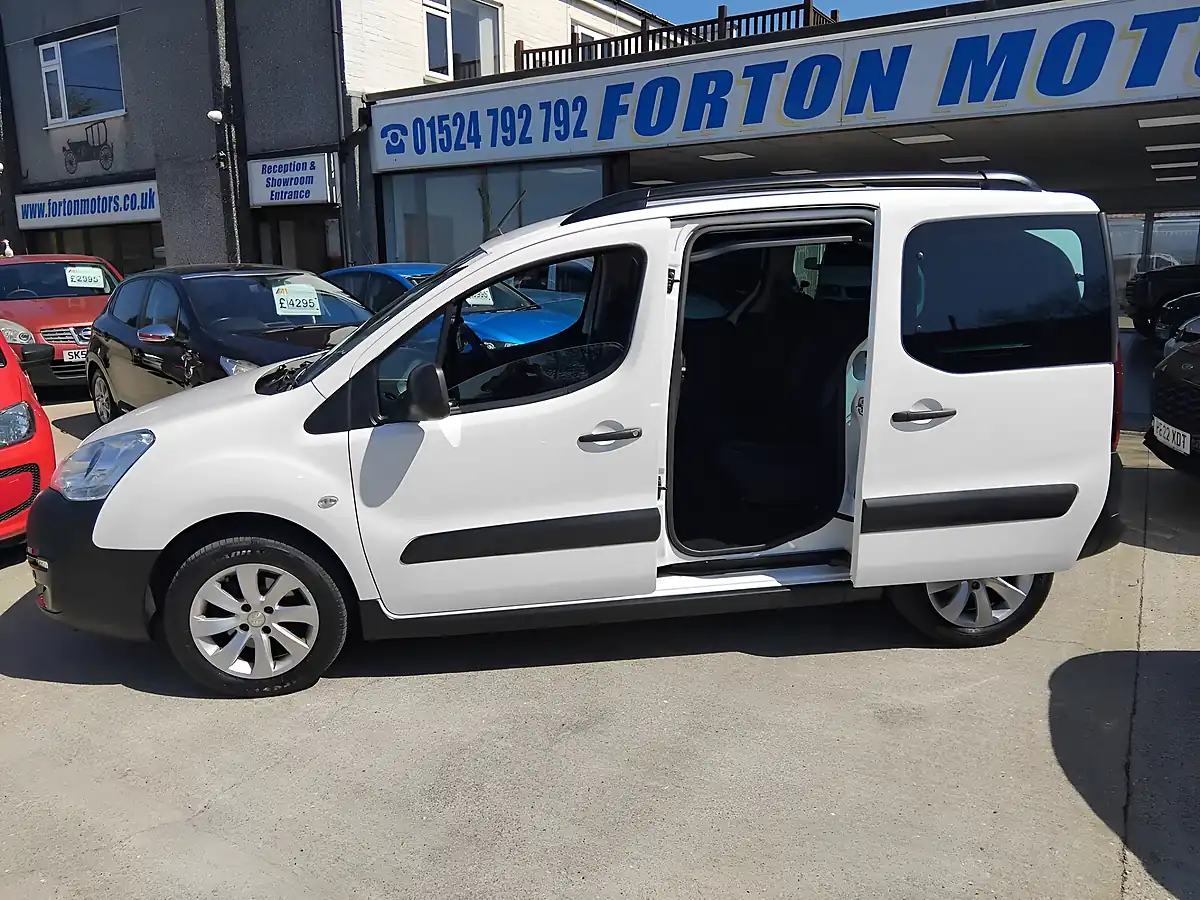 Used 2017 Peugeot Partner Tepee Outdoor White - Interior and Exterior details 10