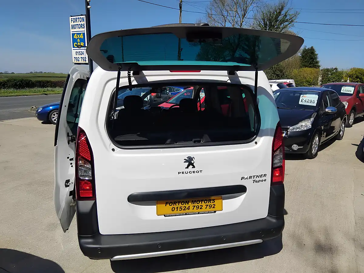 Used 2017 Peugeot Partner Tepee Outdoor White - Interior and Exterior details 11