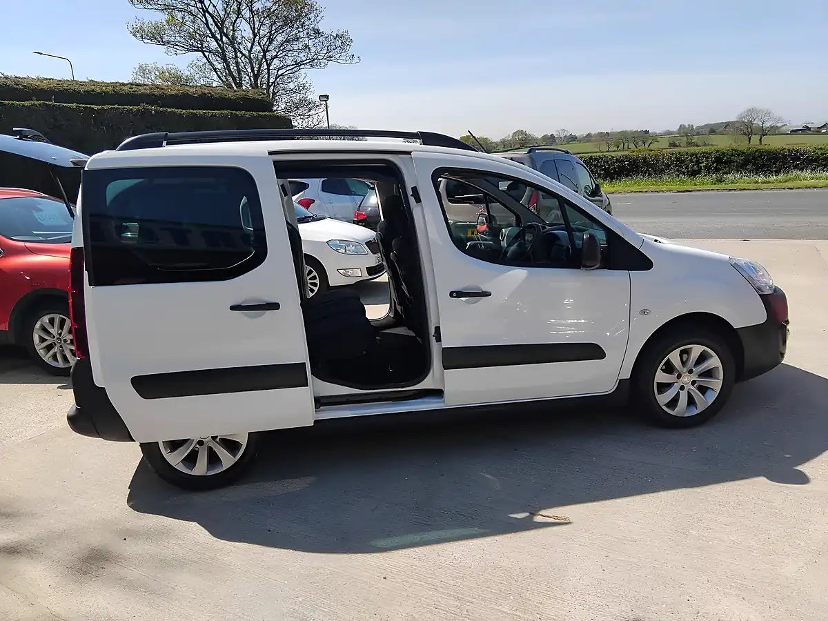Used 2017 Peugeot Partner Tepee Outdoor White - Interior and Exterior details 12