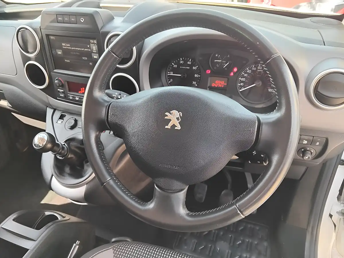 Used 2017 Peugeot Partner Tepee Outdoor White - Interior and Exterior details 16