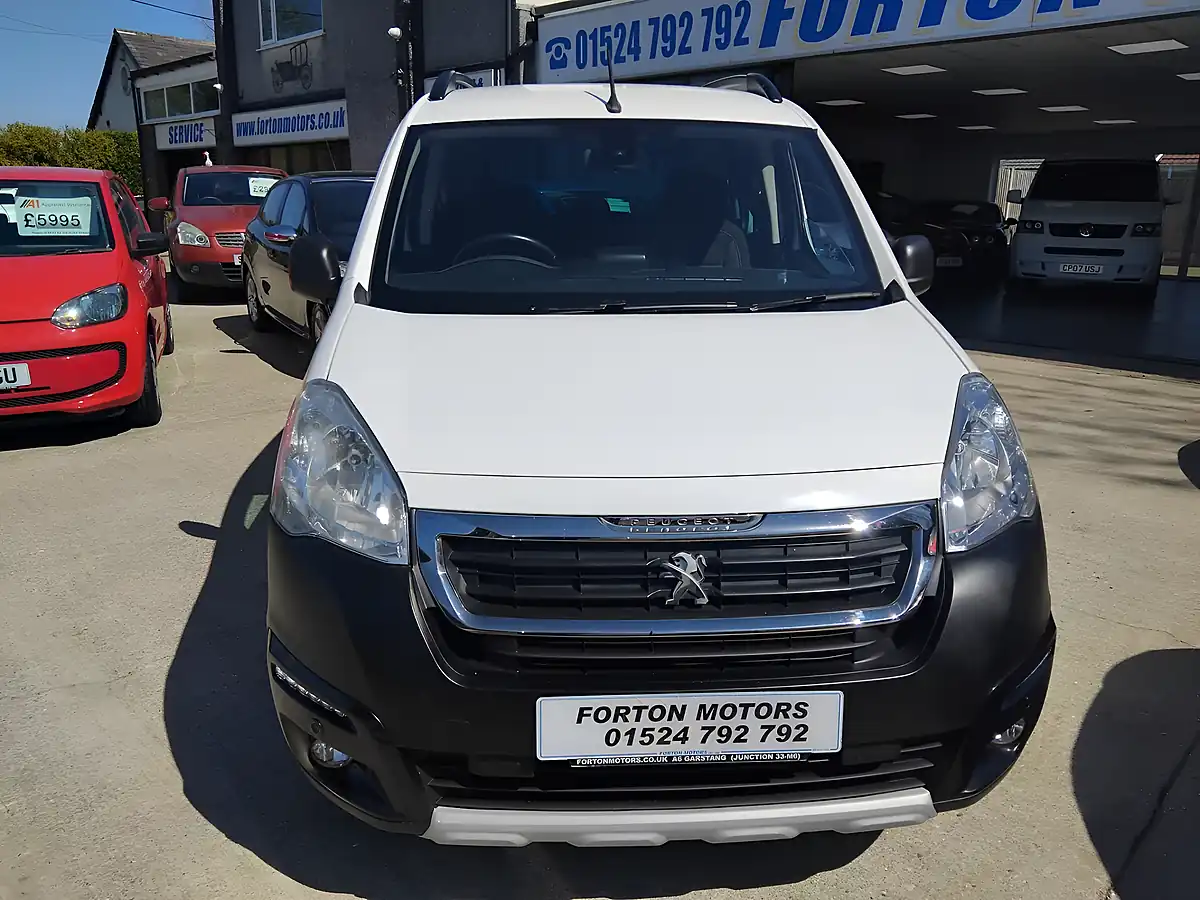 Used 2017 Peugeot Partner Tepee Outdoor White - Interior and Exterior details 3