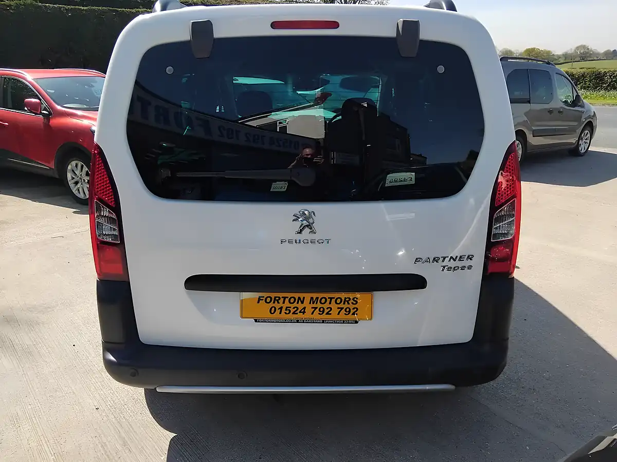 Used 2017 Peugeot Partner Tepee Outdoor White - Interior and Exterior details 7