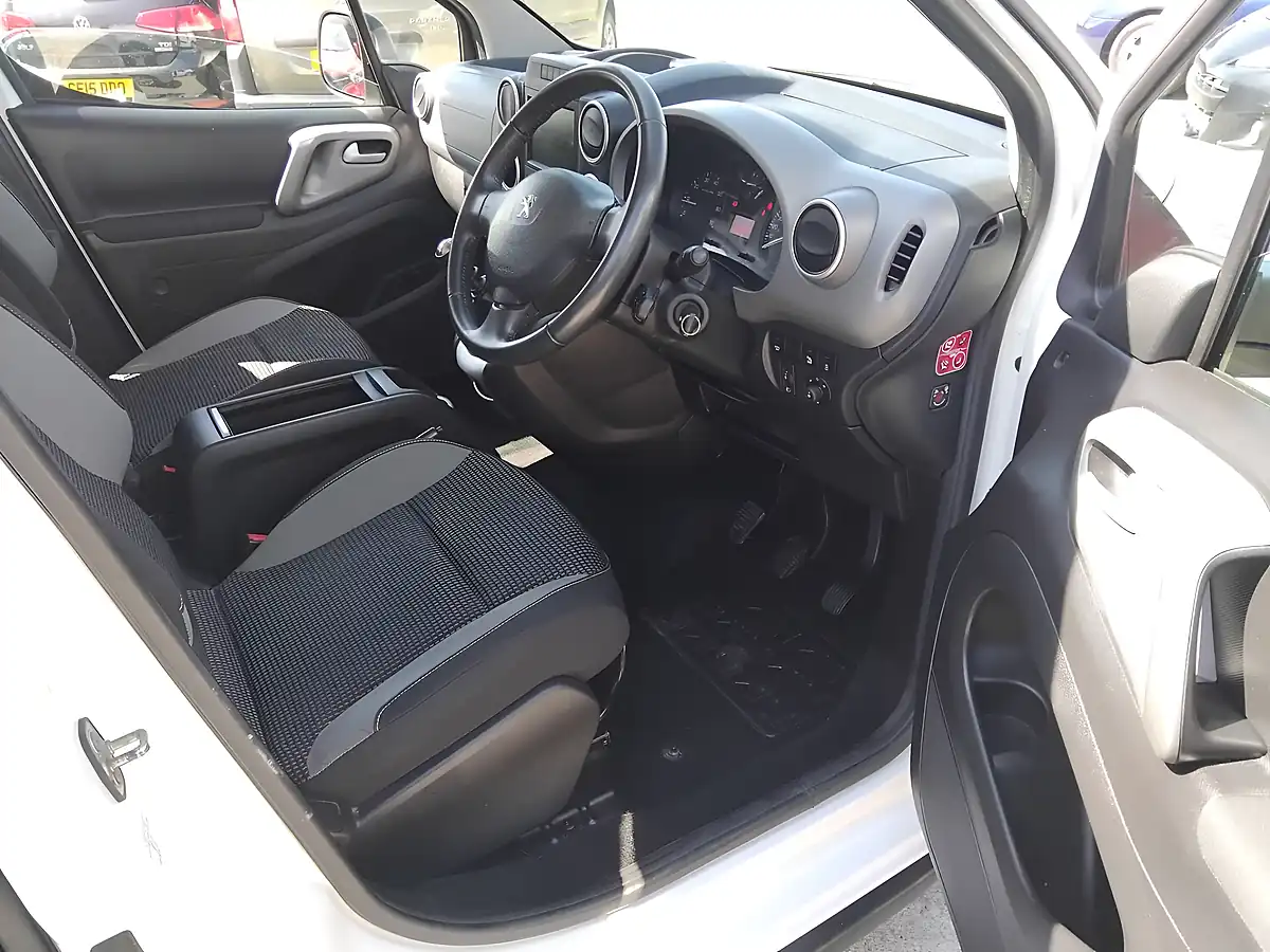 Used 2017 Peugeot Partner Tepee Outdoor White - Interior and Exterior details 13