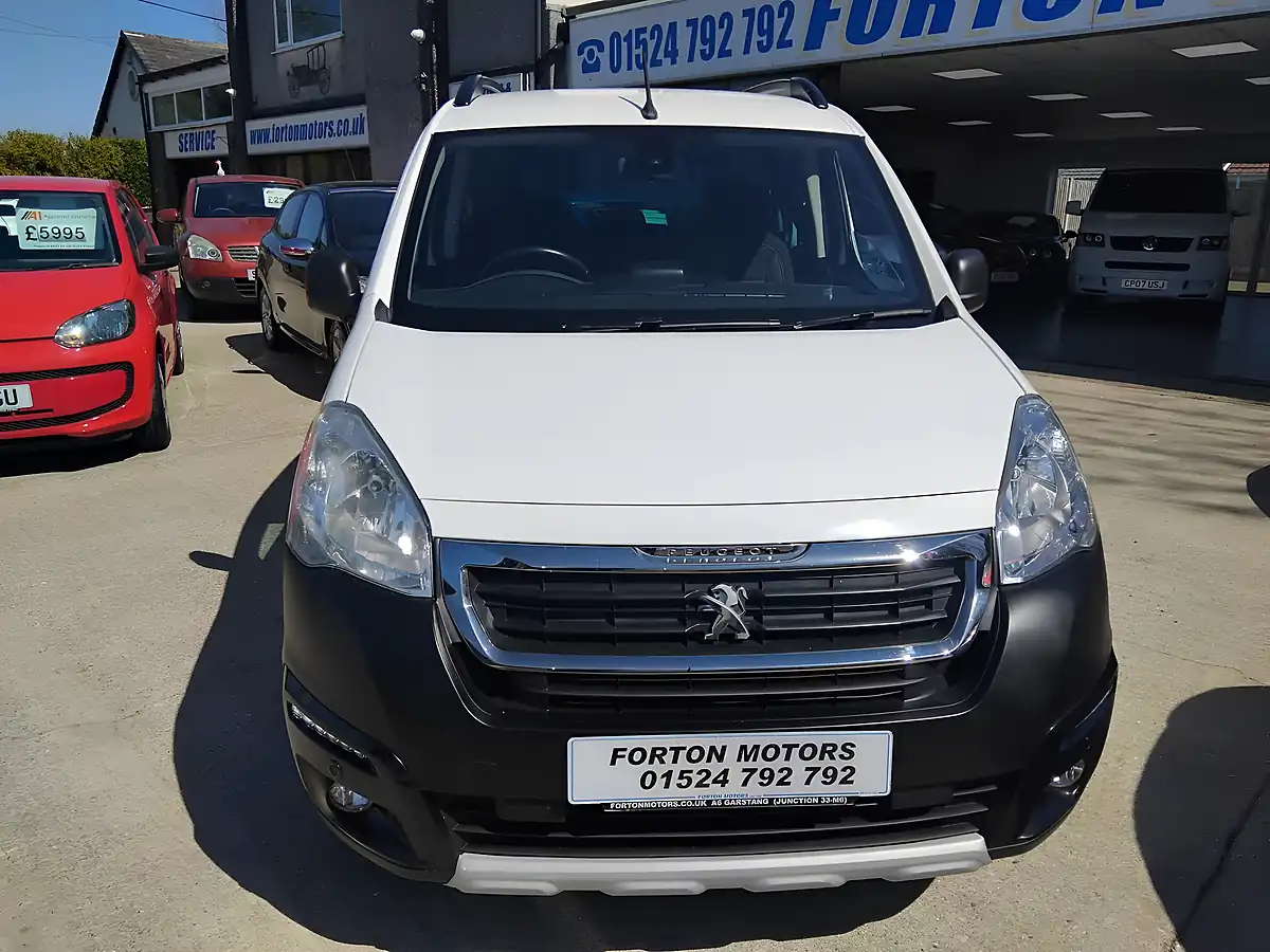 Used 2017 Peugeot Partner Tepee Outdoor White - Interior and Exterior details 3