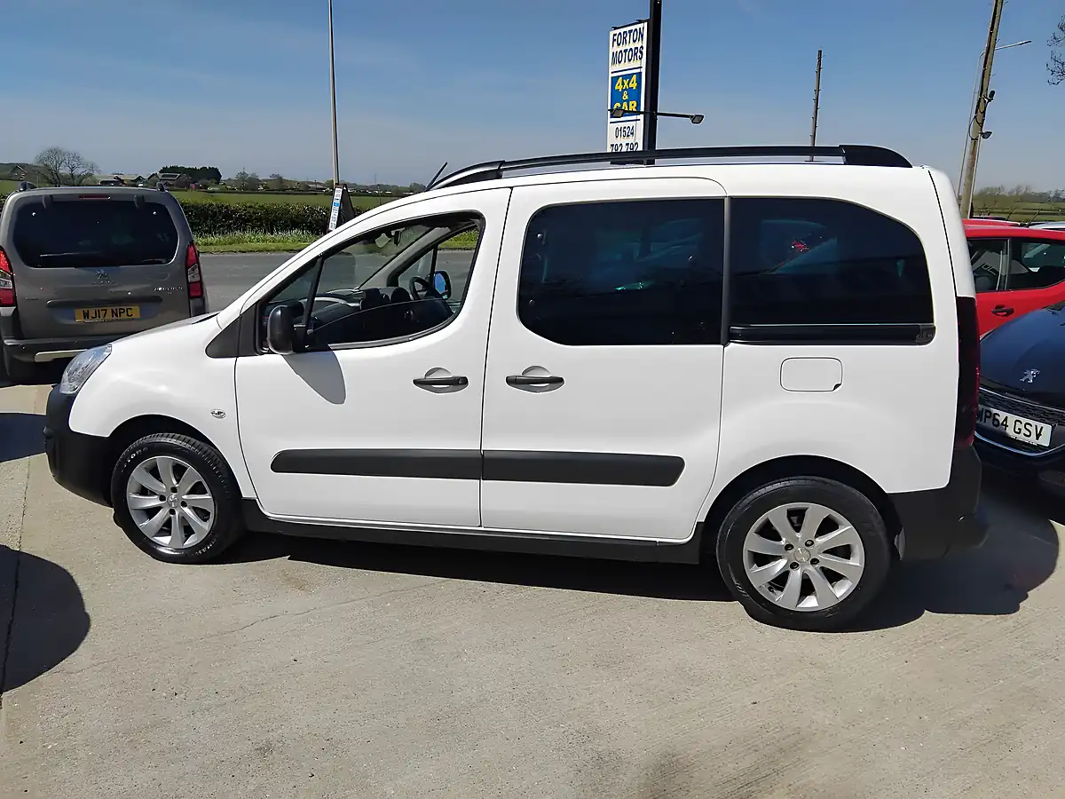 Used 2017 Peugeot Partner Tepee Outdoor White - Interior and Exterior details 5