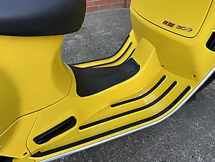 Used 2017 Piaggio Vespa Gts Supersport Yellow - Interior and Exterior details 15