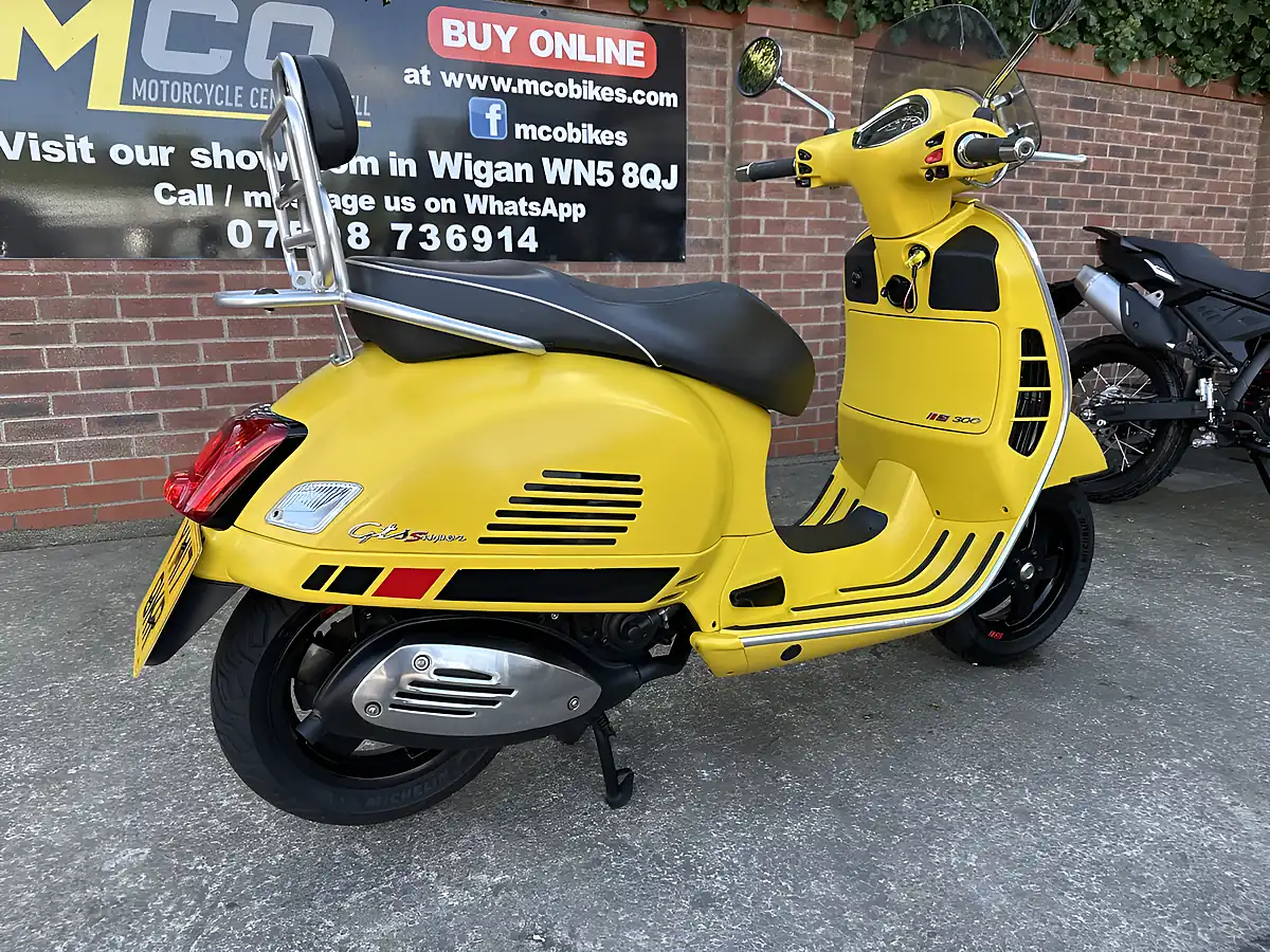 Used 2017 Piaggio Vespa Gts Supersport Yellow - Interior and Exterior details 3