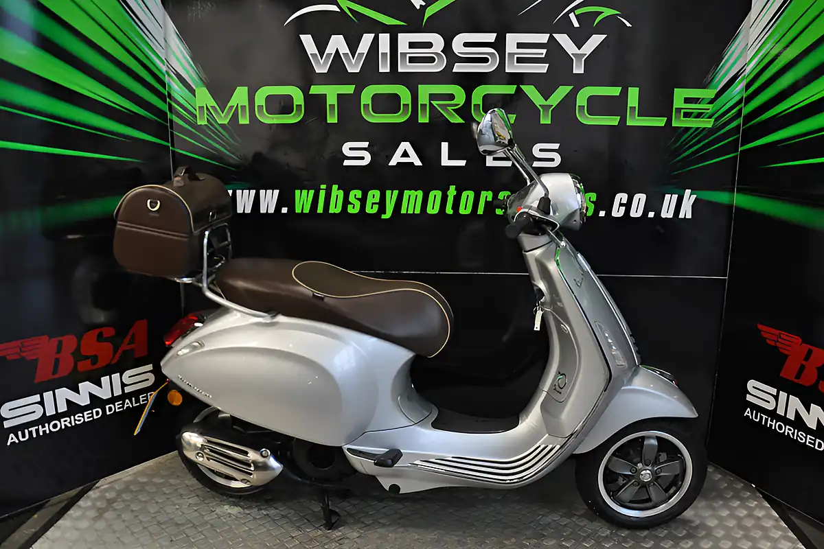 Used 2017 Piaggio Vespa Primavera 70th Anniversary Se Grey - Front View