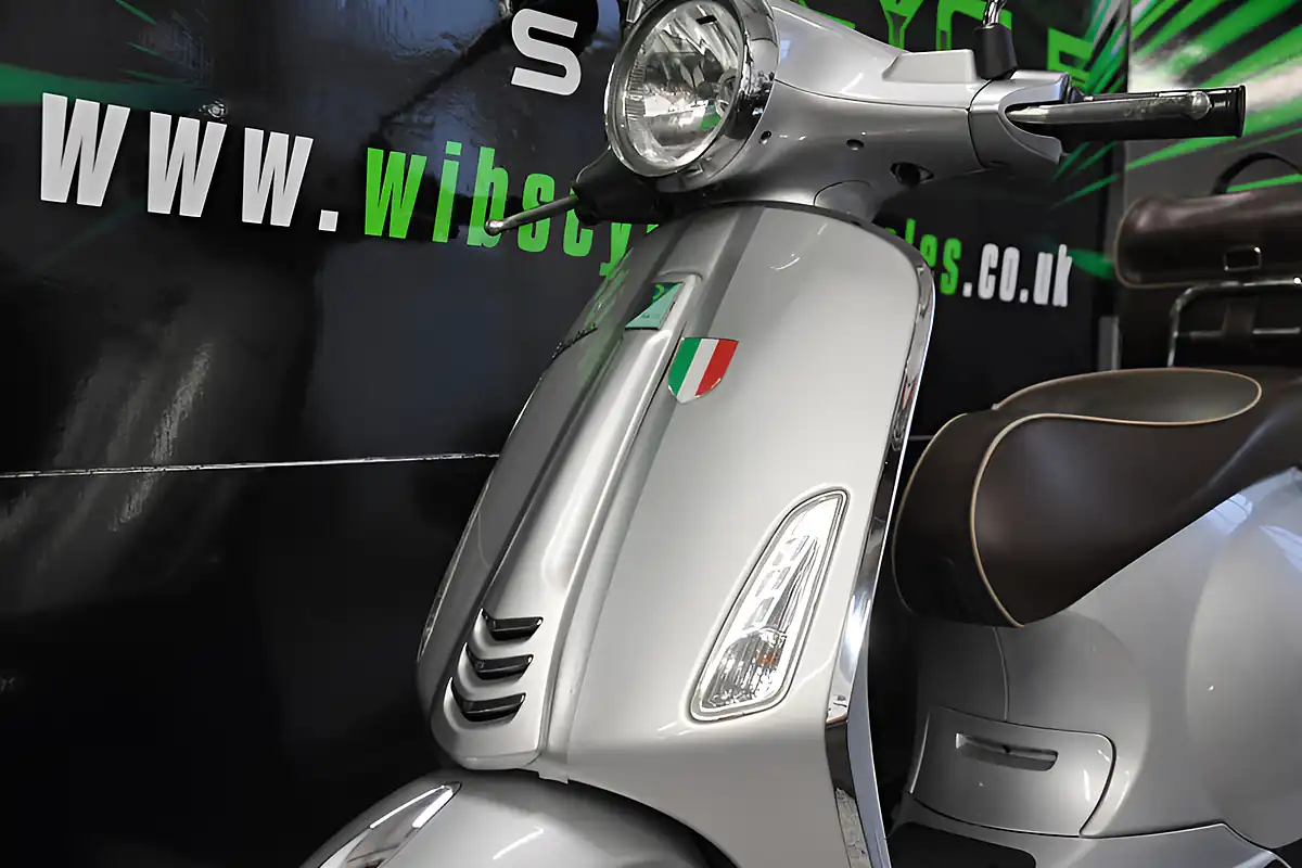 Used 2017 Piaggio Vespa Primavera 70th Anniversary Se Grey - Interior and Exterior details 11