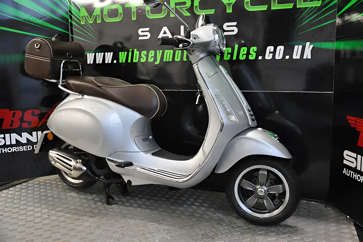 Used 2017 Piaggio Vespa Primavera 70th Anniversary Se Grey - Interior and Exterior details 15