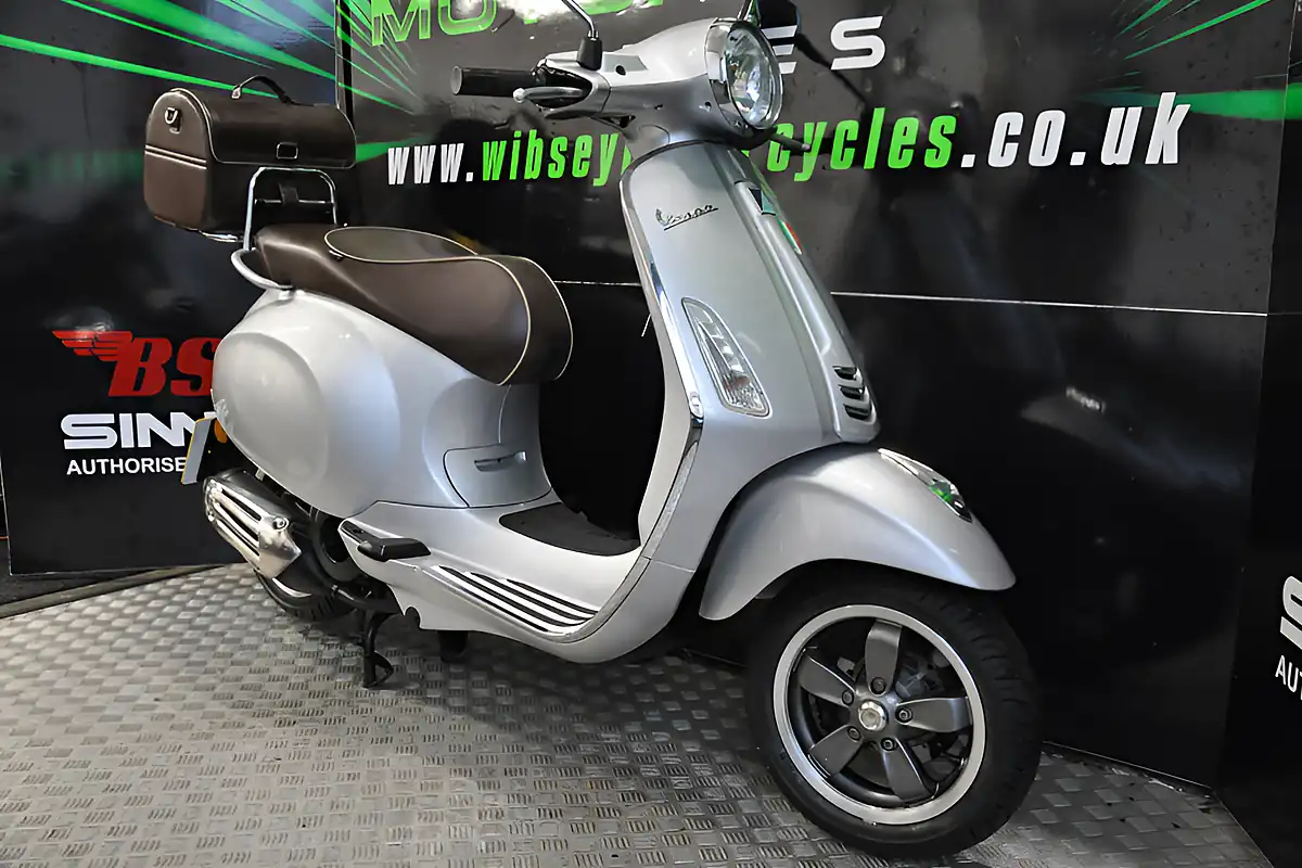 Used 2017 Piaggio Vespa Primavera 70th Anniversary Se Grey - Interior and Exterior details 16