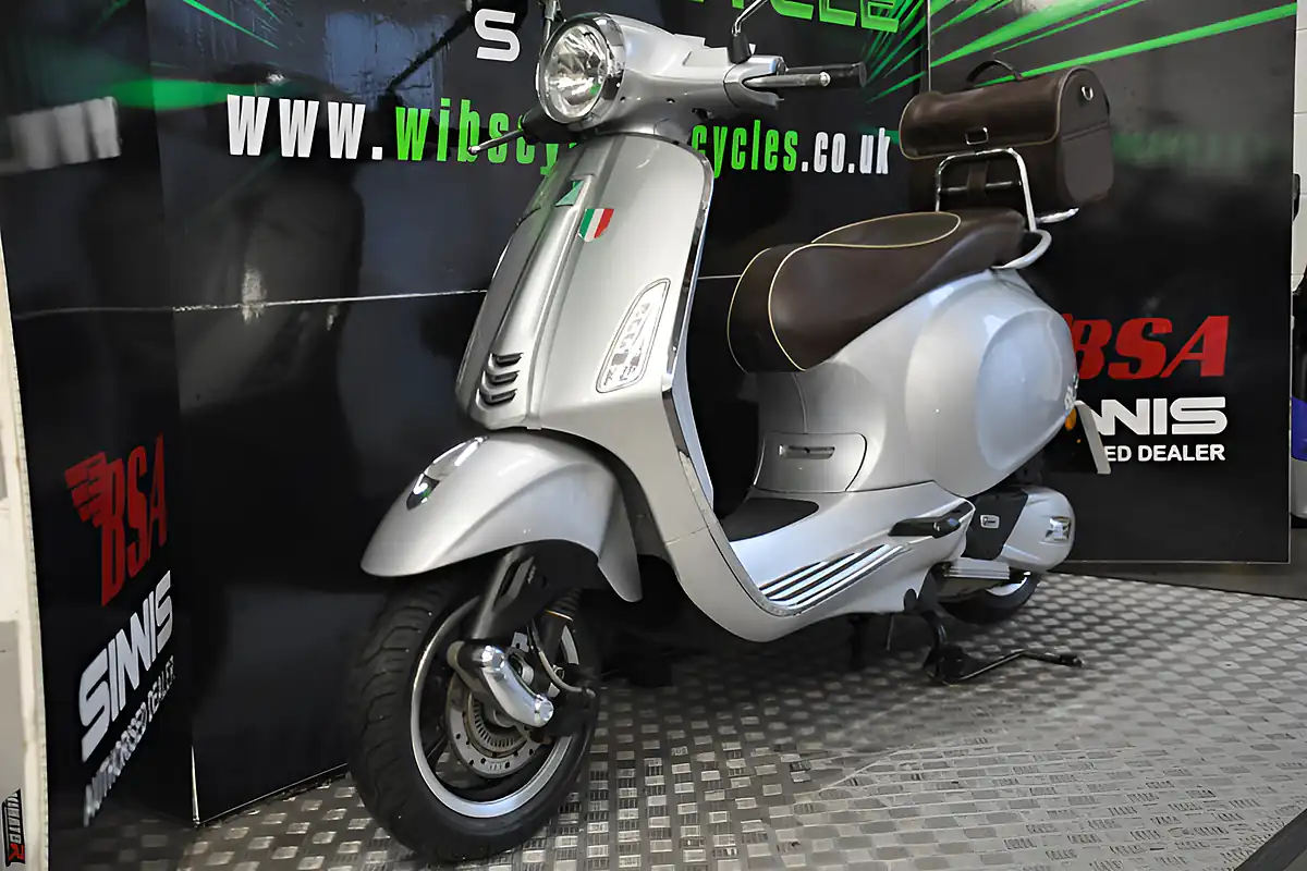 Used 2017 Piaggio Vespa Primavera 70th Anniversary Se Grey - Interior and Exterior details 2