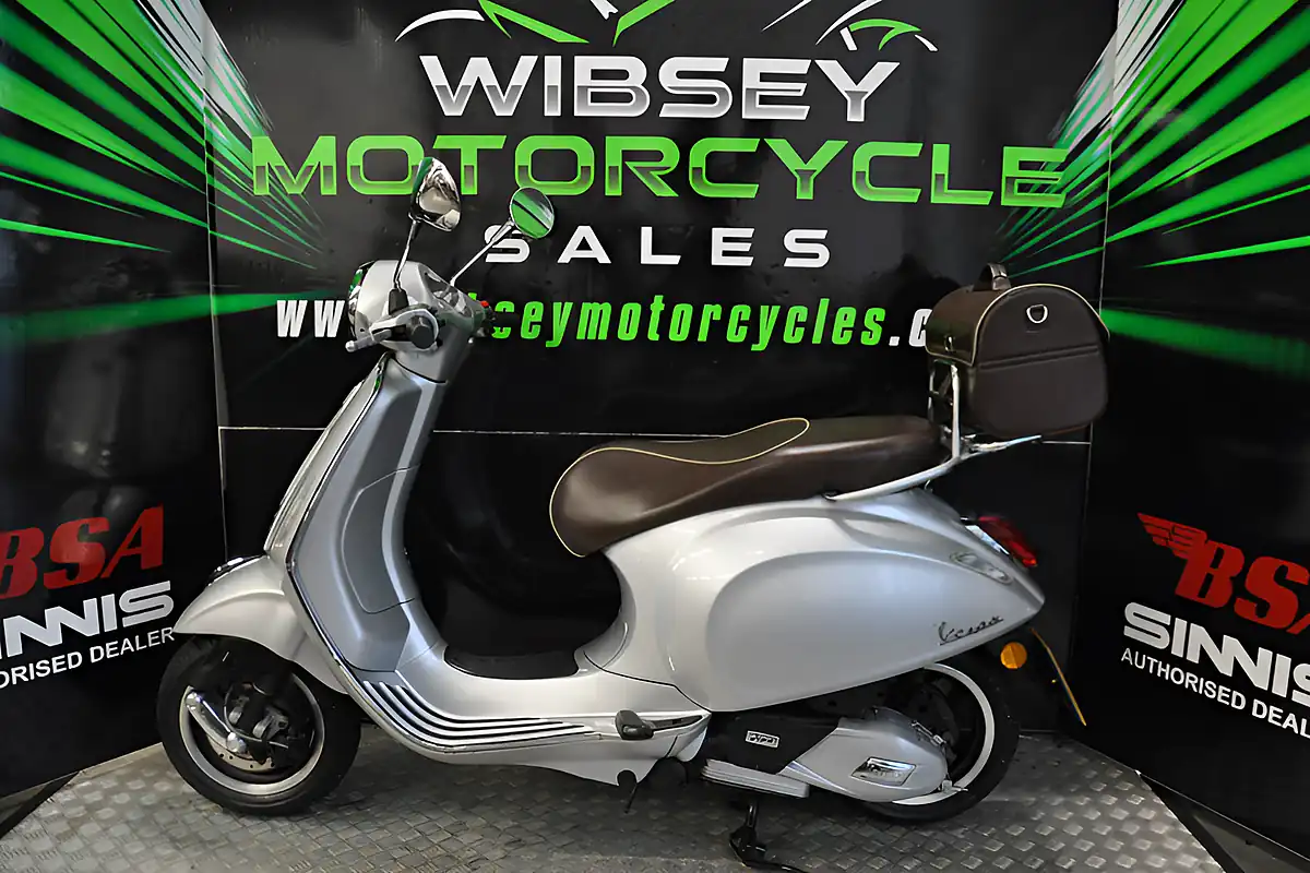 Used 2017 Piaggio Vespa Primavera 70th Anniversary Se Grey - Interior and Exterior details 4