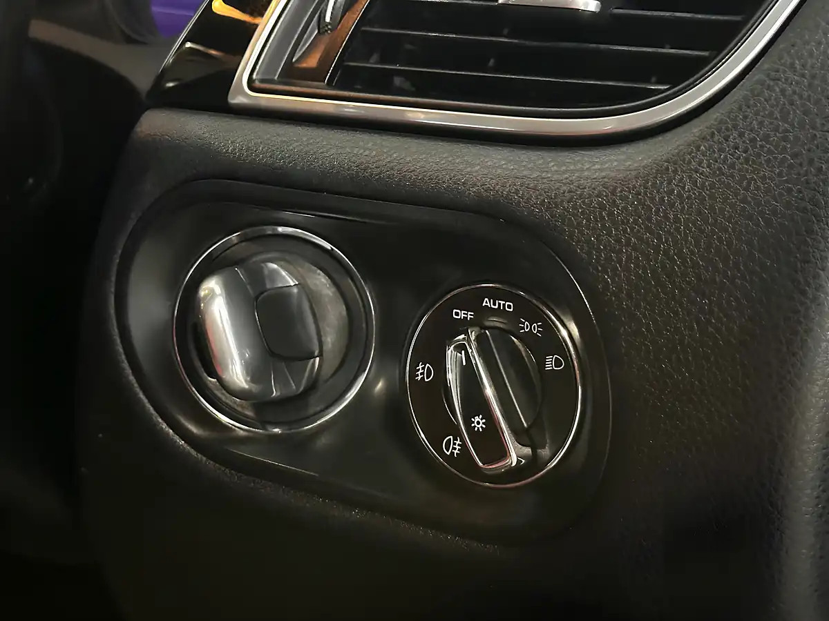 Used 2017 Porsche Macan White - Interior and Exterior details 10