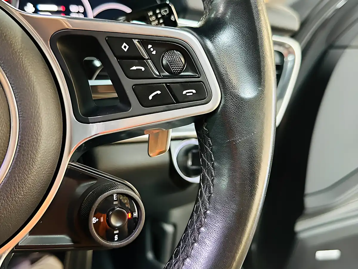 Used 2017 Porsche Panamera 4 Sport Turismo Grey - Interior and Exterior details 17